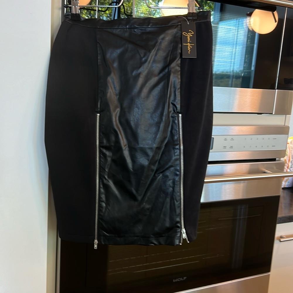 Black skirt with zipper detail